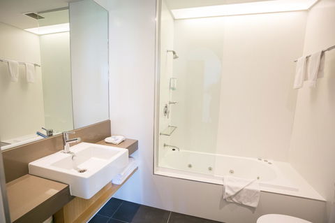 Alpha Hotel Eastern Creek - South Australia Travel 13