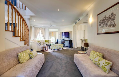 Broadbeach Waterfront Holiday House - South Australia Travel 3