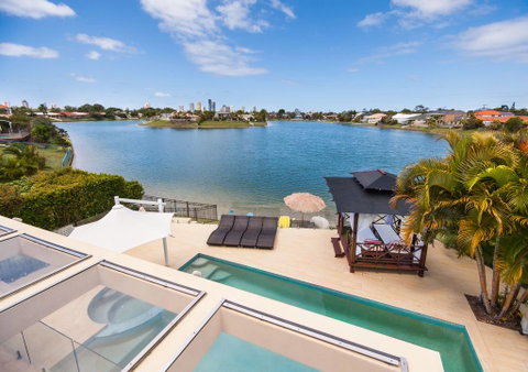 Broadbeach Waterfront Holiday House - South Australia Travel 0