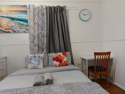 Comfortable Guest Room Closes To Emerald CBD - South Australia Travel 0
