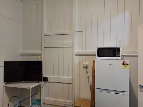 Comfortable Guest Room Closes To Emerald CBD - South Australia Travel 3