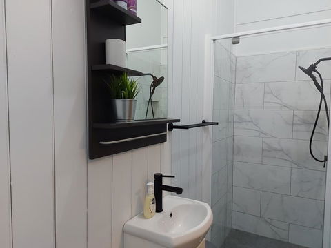 Comfortable Guest Room Closes To Emerald CBD - South Australia Travel 1