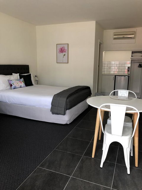Commodore Motor Inn - South Australia Travel 3