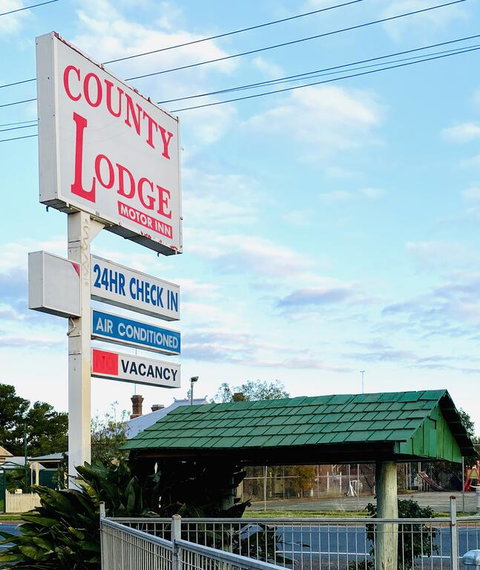 County Lodge Motor Inn - South Australia Travel 3