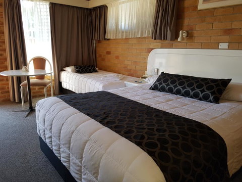 Cousins Motor Inn - South Australia Travel 1