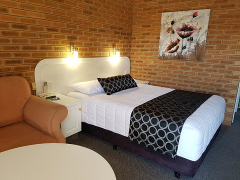 Cousins Motor Inn - South Australia Travel 3