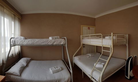 Cringila Hotel - South Australia Travel 1