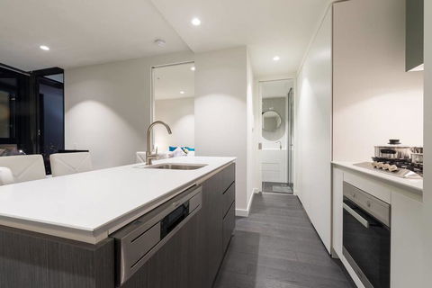 EQ Tower Luxury 2 Bedroom Skyline CBD Apartment - South Australia Travel 3