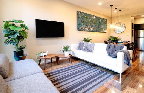 EROS City Fringe - Wifi, Wine, Netflix, Pets OK And Park Views! - South Australia Travel 1