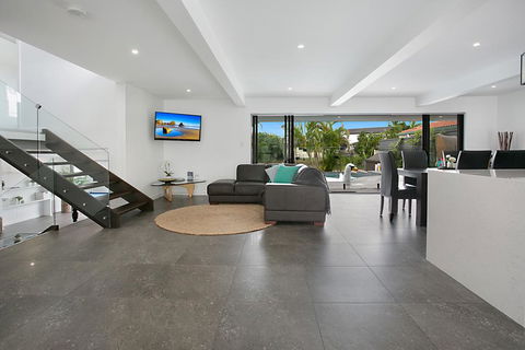 Essence Of Broadbeach - South Australia Travel 1