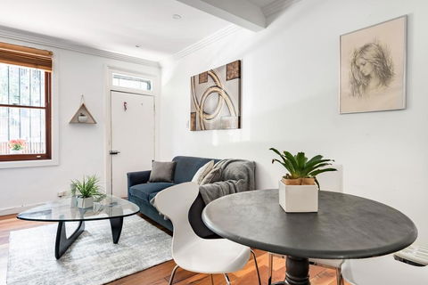 Expansive House Seconds From Oxford Street - South Australia Travel 0