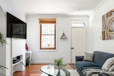 Expansive House Seconds From Oxford Street - South Australia Travel 1