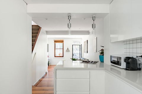 Expansive House Seconds From Oxford Street - South Australia Travel 3