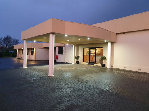 Golden Chain Tower Motor Inn - South Australia Travel 2