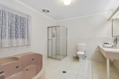 Golden Square Motor Inn - South Australia Travel 3