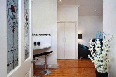 Hidden Gem In Cafe Strip! Chadstone + King Bed - South Australia Travel 2