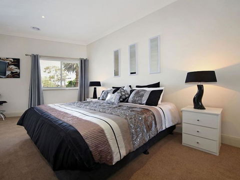 Hidden Gem In Cafe Strip! Chadstone + King Bed - South Australia Travel 3