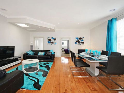 Hidden Gem In Cafe Strip! Chadstone + King Bed - South Australia Travel 0