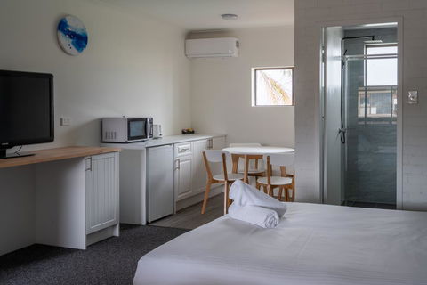 Lakeside Inn - South Australia Travel 0