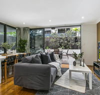 Large unit amid inner-city greenery close to CBD - South Australia Travel