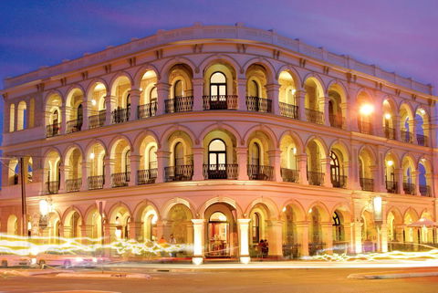 Largs Pier Hotel - South Australia Travel 0