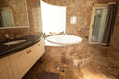 Luxuary Self-contained Living With Spa. - South Australia Travel 3