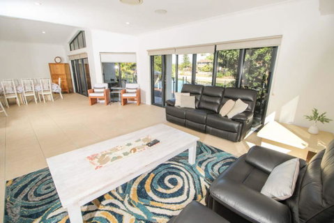 Maureen Waterfront Beach House - South Australia Travel 1