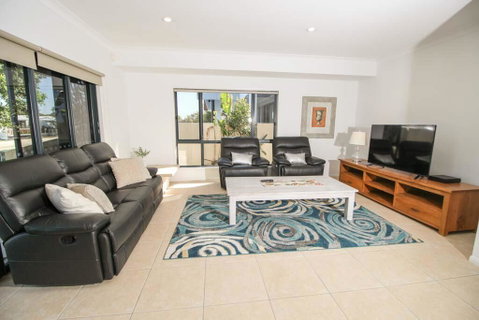 Maureen Waterfront Beach House - South Australia Travel 2