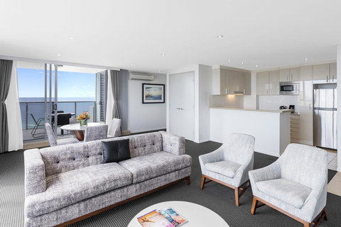Meriton Suites Broadbeach - South Australia Travel 3