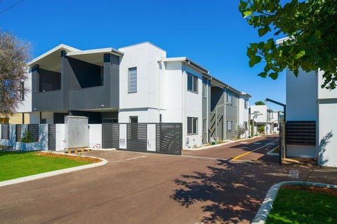 MERRIFIELD Foothill Suites - RELAXING LIFETYLE CHOICE - South Australia Travel 0
