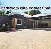 MODERN  LUXURIOUS WITH SPA BATH - South Australia Travel