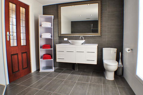 MODERN & LUXURIOUS WITH SPA BATH! - South Australia Travel 3