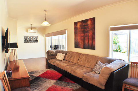 MODERN & LUXURIOUS WITH SPA BATH! - South Australia Travel 2