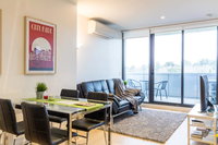 Modern 1 Bedroom Apartment In Tranquil Parklands