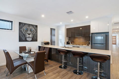 Modern Luxury At Christies Beach - South Australia Travel 1