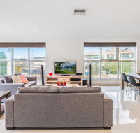 Modern Unit With Balconies Near Melbourne Airport - South Australia Travel