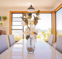 Moonah House-10 mins to CBD  MONA 4BR 2 BATH great view park 3 cars sleep 11 king bed en-suite - South Australia Travel