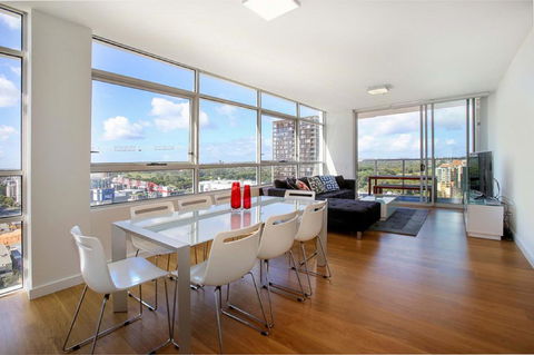Moore To See - Modern And Spacious 3BR Zetland Apartment With Views Over Moore Park - South Australia Travel 0