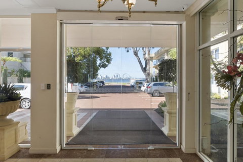 The Peninsula Riverside Serviced Apartments - South Australia Travel 13