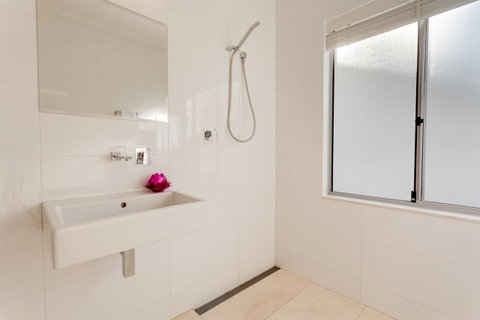 Cottesloe Contemporary Villa - South Australia Travel 7