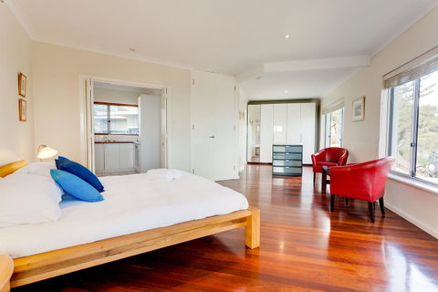 Cottesloe Contemporary Villa - South Australia Travel 4