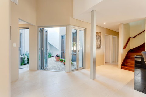 Cottesloe Contemporary Villa - South Australia Travel 11