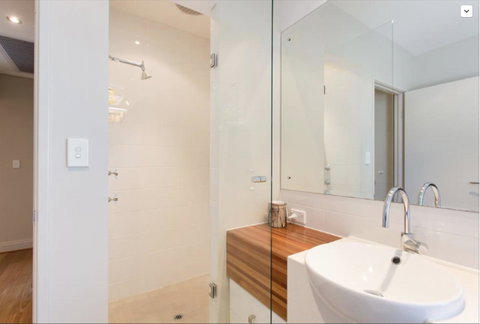 Adele's Luxury South Beach Apartment With King Bed - South Australia Travel 16