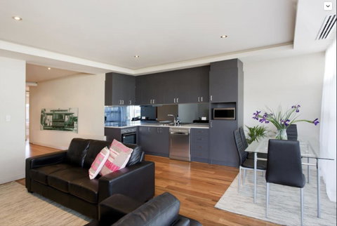 Adele's Luxury South Beach Apartment With King Bed - South Australia Travel 10