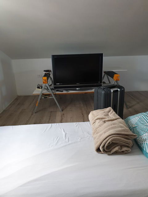DIANELLA Budget Rooms Happy Place To Stay - South Australia Travel 6