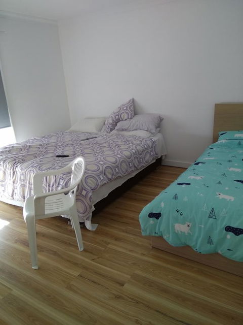 DIANELLA Budget Rooms Happy Place To Stay - South Australia Travel 13