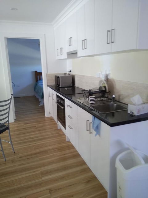 DIANELLA Budget Rooms Happy Place To Stay - South Australia Travel 9