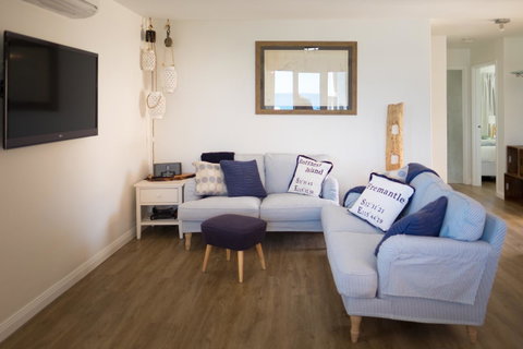 Cottesloe Blue Apartment - Executive Escapes - South Australia Travel 3