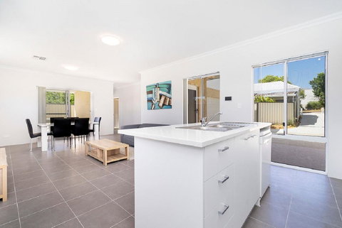 Victoria Park Town House - South Australia Travel 0