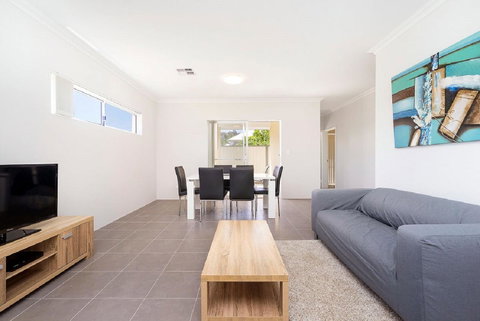 Victoria Park Town House - South Australia Travel 7